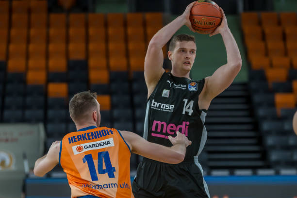 半场前被换 半场前被换